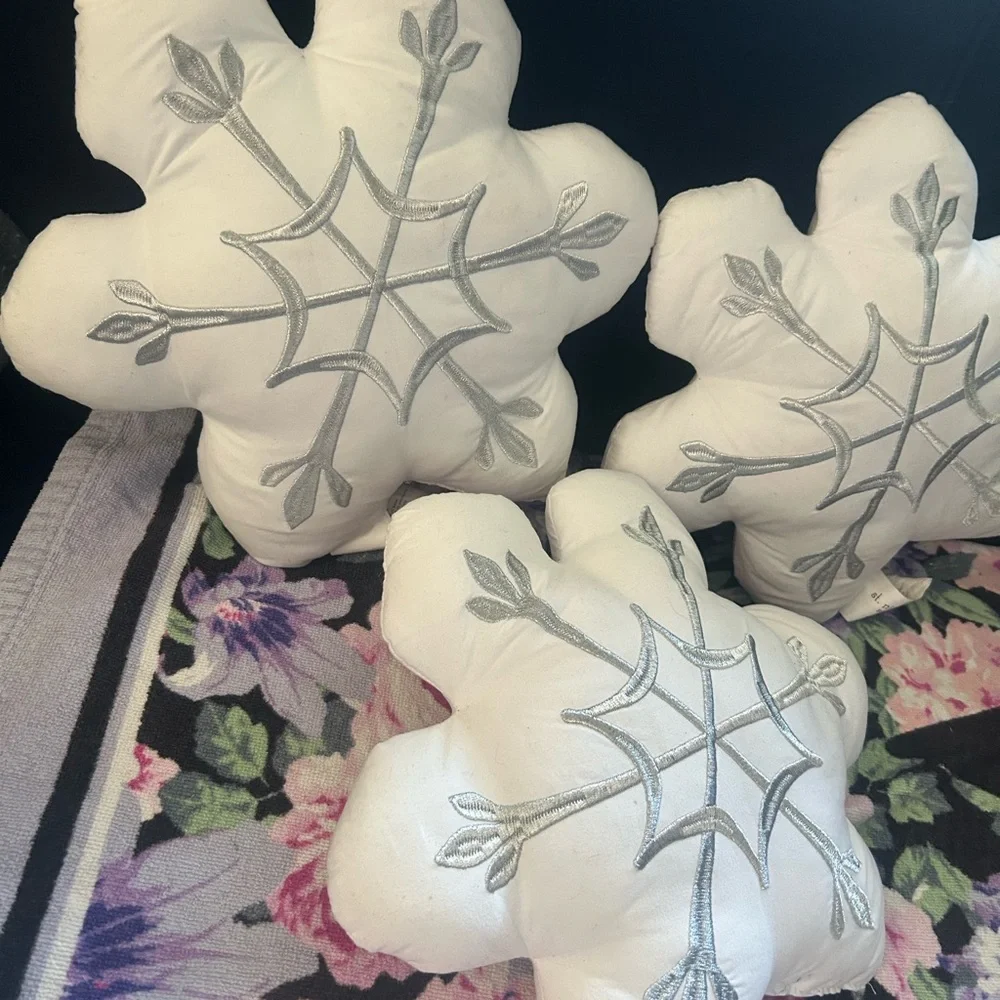 5/$25 Abrand White and Silver Snowflake Blossom Holiday Pillow Set